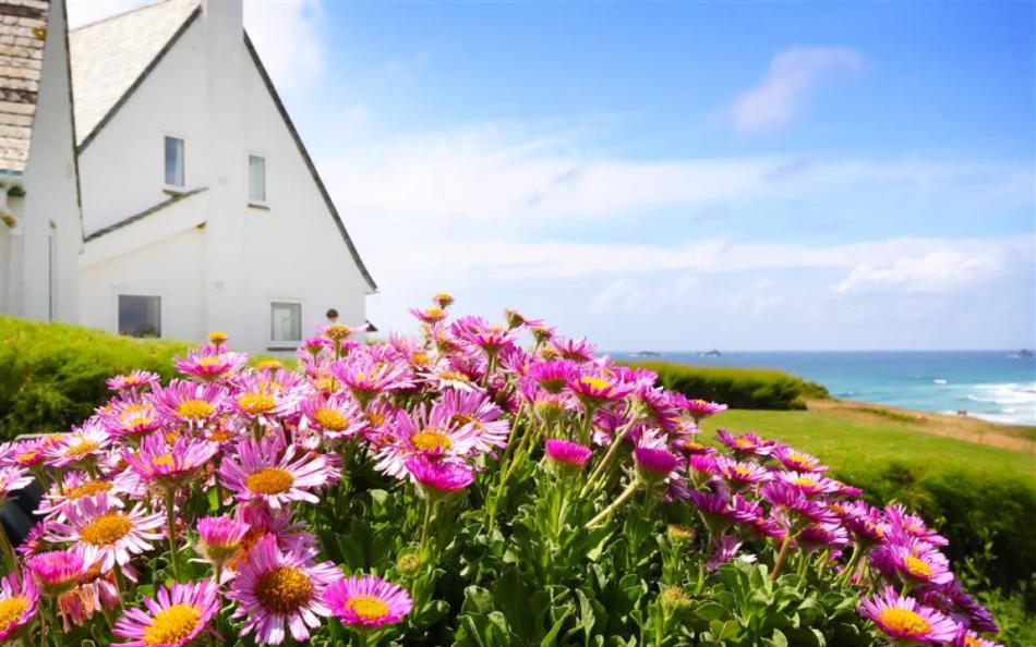 Roswidden on the cliff, sleeps 11 in Treyarnon bay