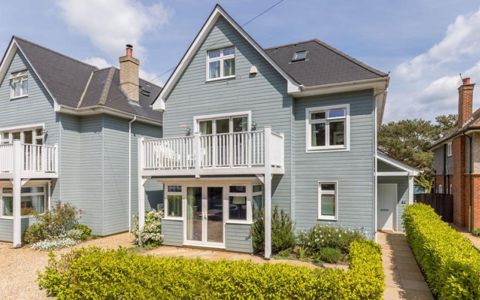 Rooster's Perch in Sandbanks in Poole, sleeps 12, large group holidays