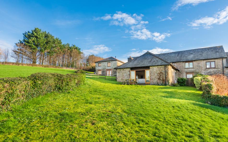 Blackness Barn a large holiday home in Dittisham in Devon, sleeps 8 guests