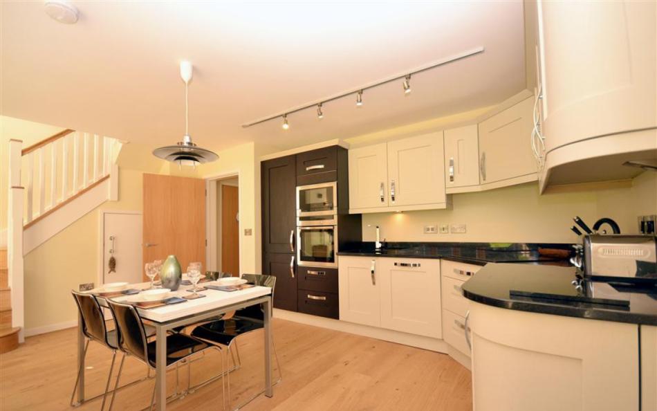 The kitchen and dining area at Talland 2
