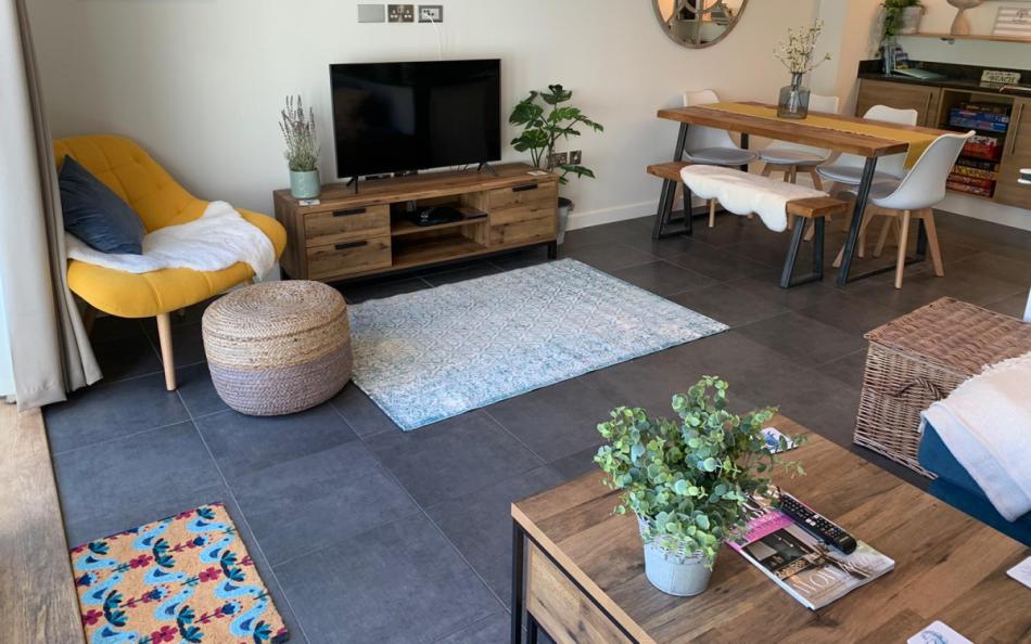 tv and dining area at 9 Talland