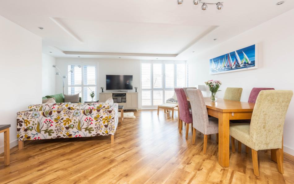 lounge and dining area at Sail Away