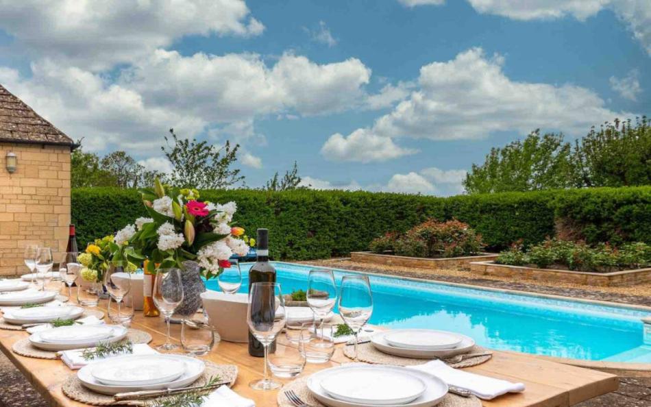 dining by the outdoor pool at Brookside Lodge 