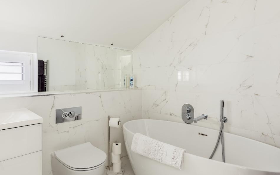Large bathroom at Leeward
