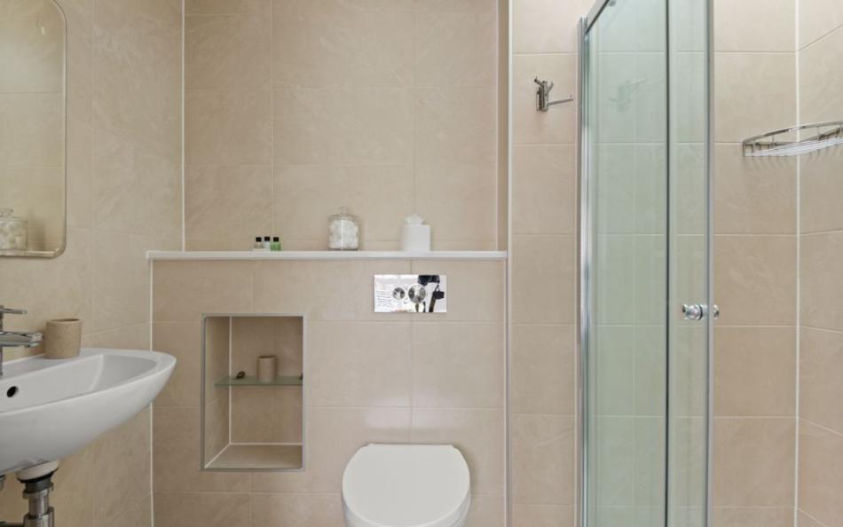 Master bedroom en-suite