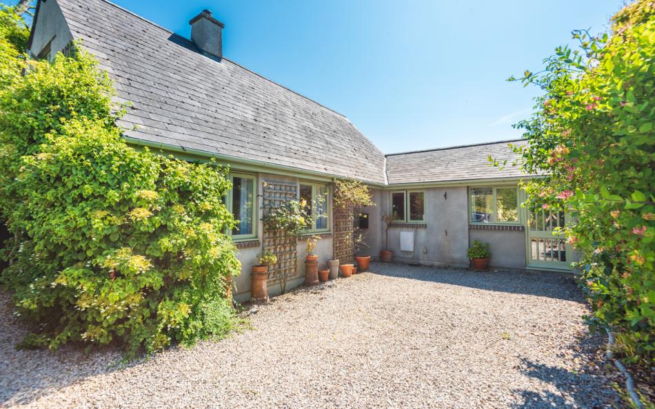 Oakdale Holiday Cottage in Devon sleeps 8 people