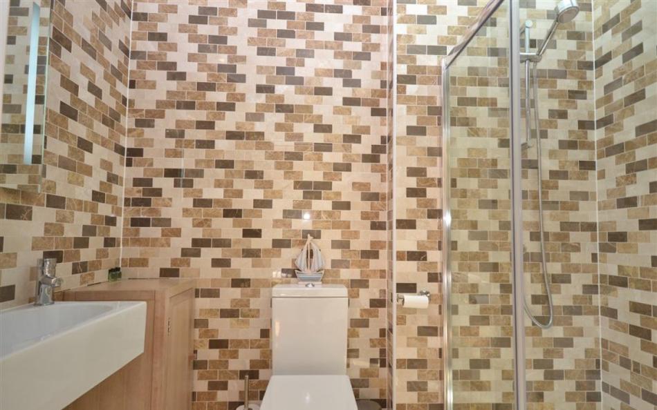 The master bedroom en-suite shower room at Talland 2