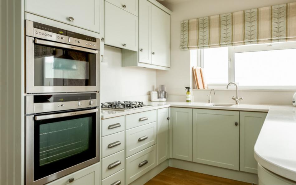 kitchen with oven at Utopia No.1