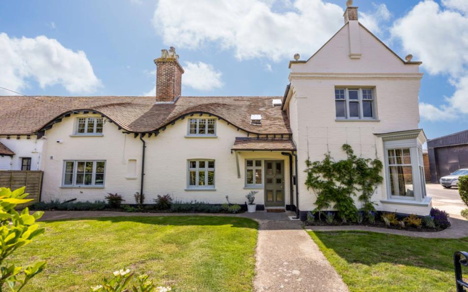 Carrington Farmhouse in Milford on Sea, sleeps 8 guests near Lymington
