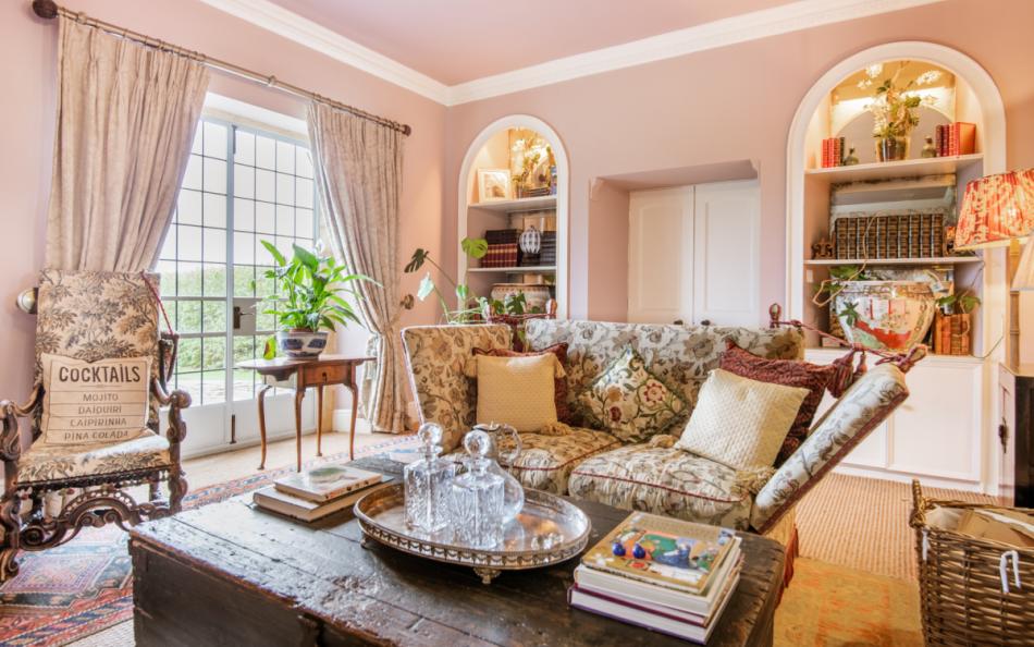 the lounge at Brookside Lodge 