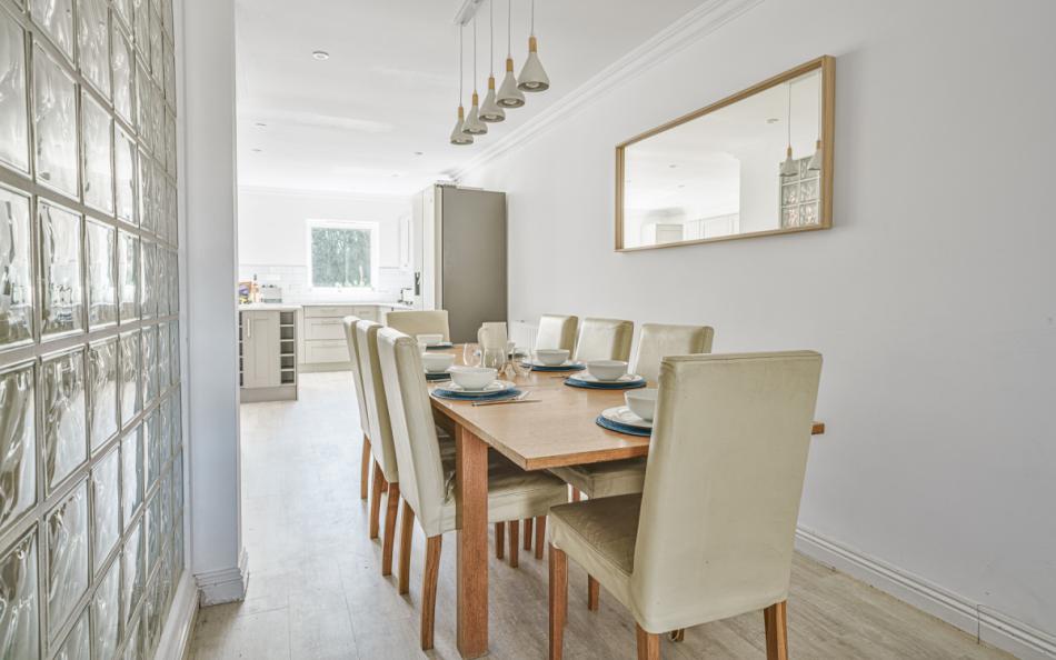 Seascapes No.2 dining area to kitchen