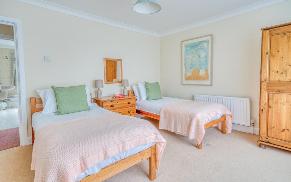 Twin bedroom at Upper Deck