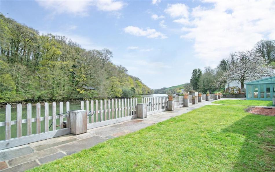 The amazing waterside location at Perchwood Shippon