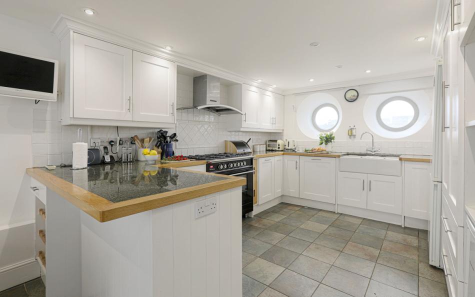 kitchen with breakfast island