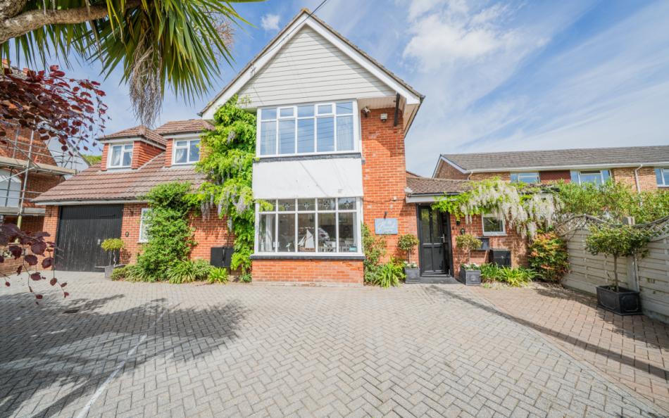 Beech Lodge in new milton Hampshire, sleeps 12 large holiday home
