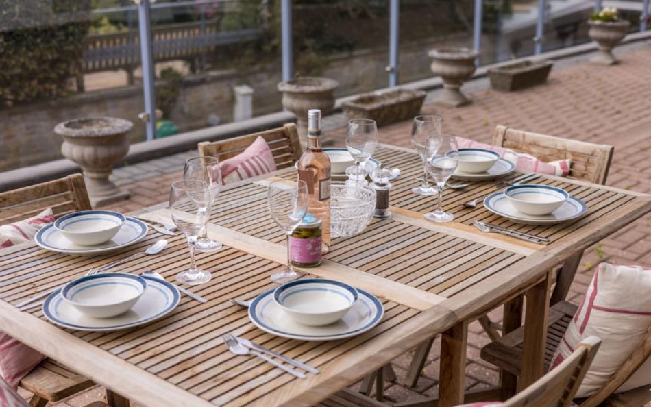 outdoor dining at Golden Gates No.9