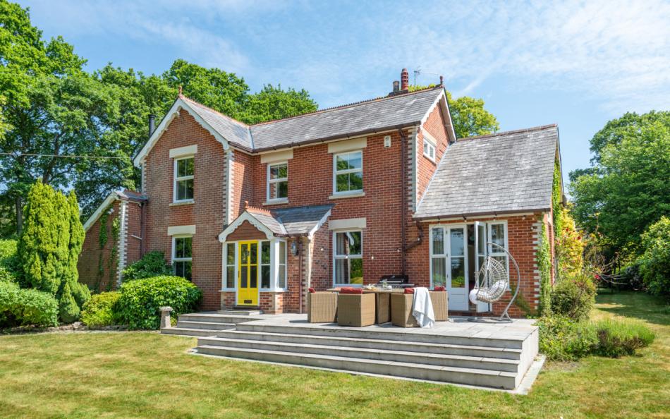 Corner Cottage in the New Forest sleeps 8 guests in Ringwood