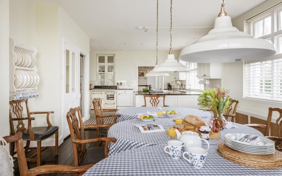 diningtable by kitchen at the Captain's House