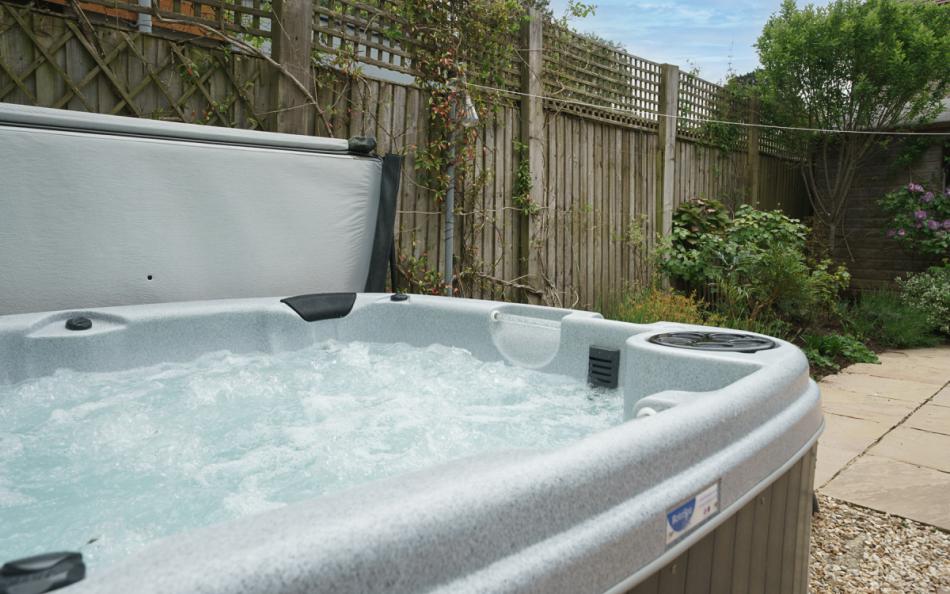outdoor hot tub at Rooster's Perch