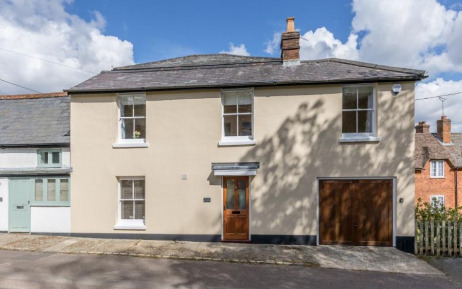 The Old Post Office in the Lyndhurst sleeps 8, large holiday cottage