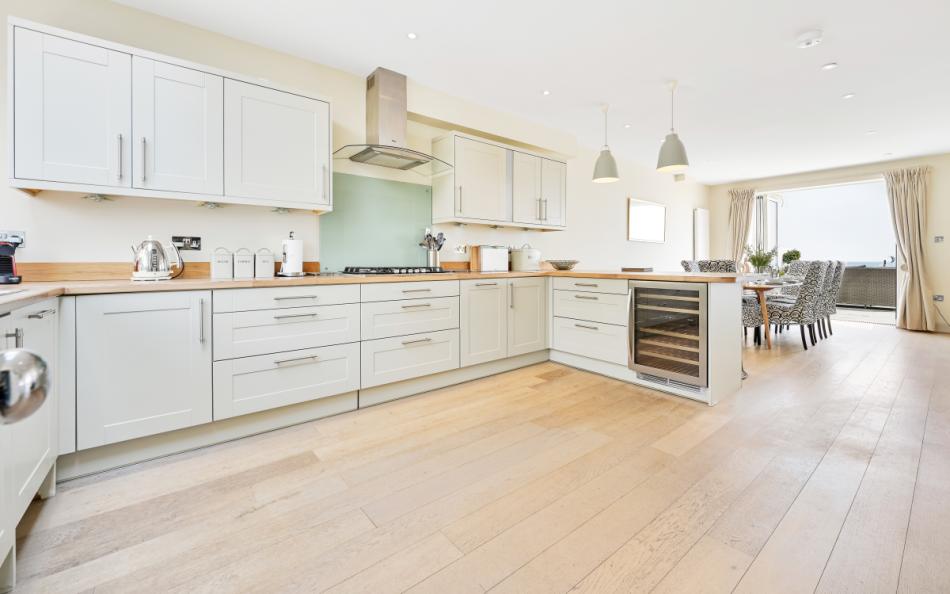 Large modern kitchen at Beach Side 
