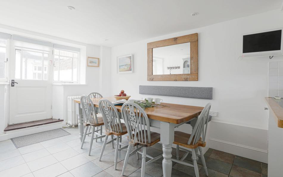 dining area in Breakwater Cottage