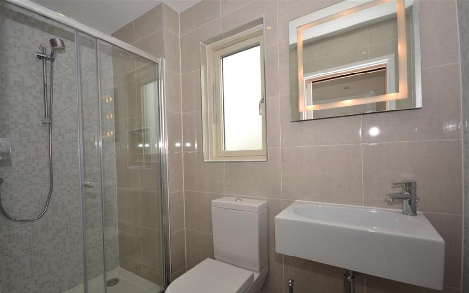 The first floor double bedroom's en-suite at 9 Talland