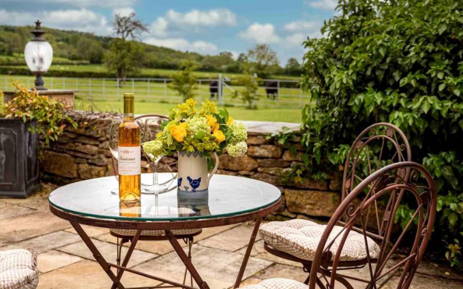 drinks in the garden at Brookside Lodge 