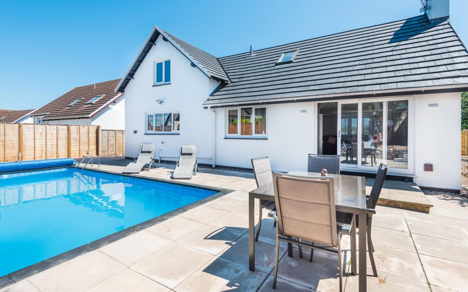 Outdoor swimming pool at 1 crestfields, large cottage in strete