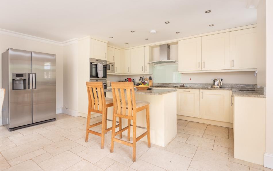 The kitchen with breakfast bar at Burnt House