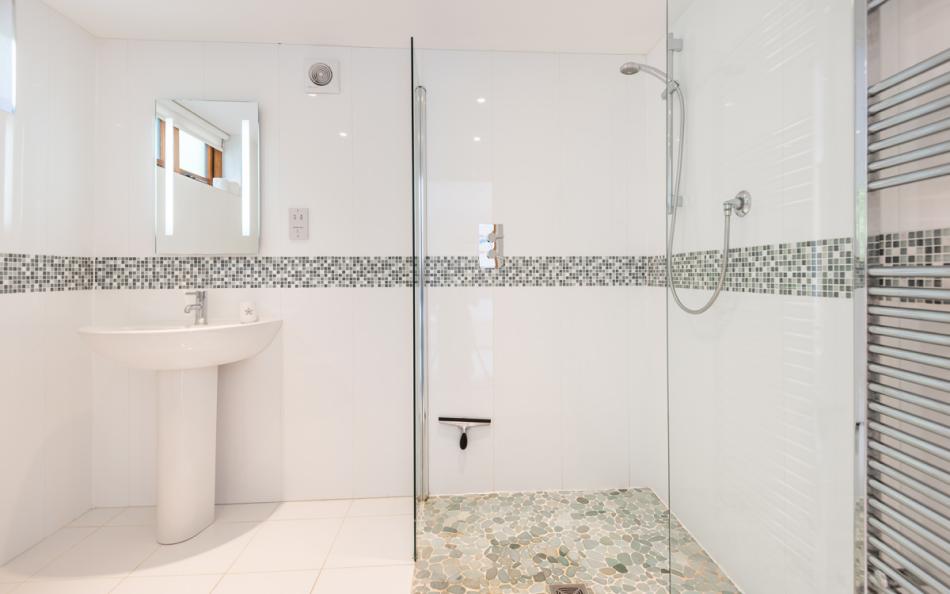 en-suite bathroom at Captain's View, 3 Sandhills