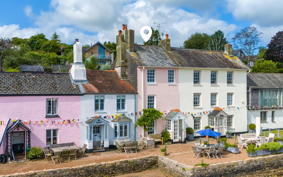 Dunedin Cottage in Dittisham, sleeps 8 guests in South Devon