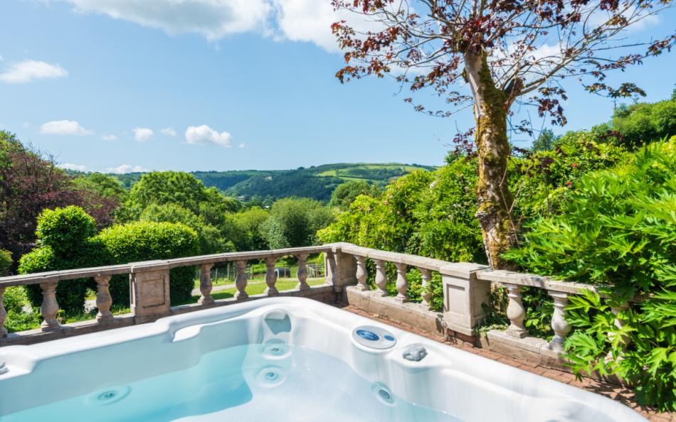 outdoor hot tub at Coulscott House