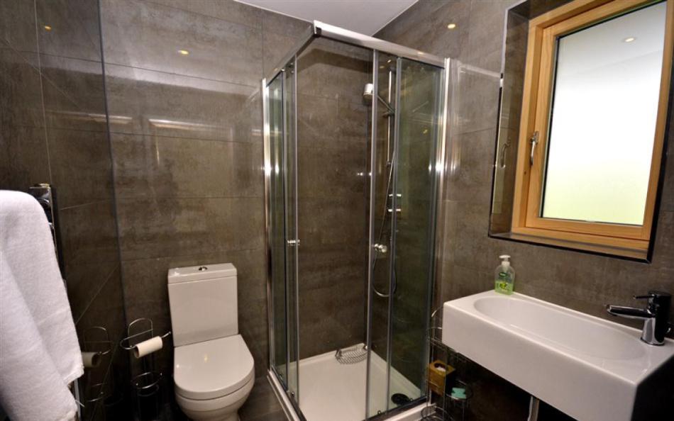 Master bedroom en-suite at Talland 17 