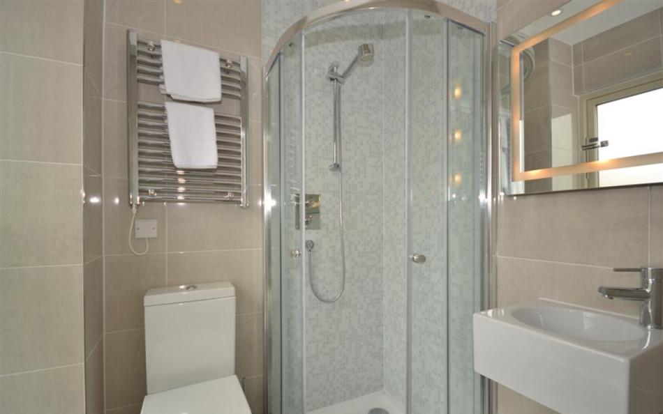 The top floor bedroom's en-suite at 9 Talland
