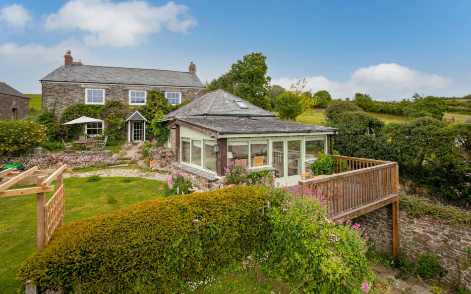 Another view of the front of Dunstone Farmhouse and The Apple Store