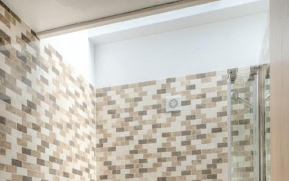 Family bathroom at Talland 2