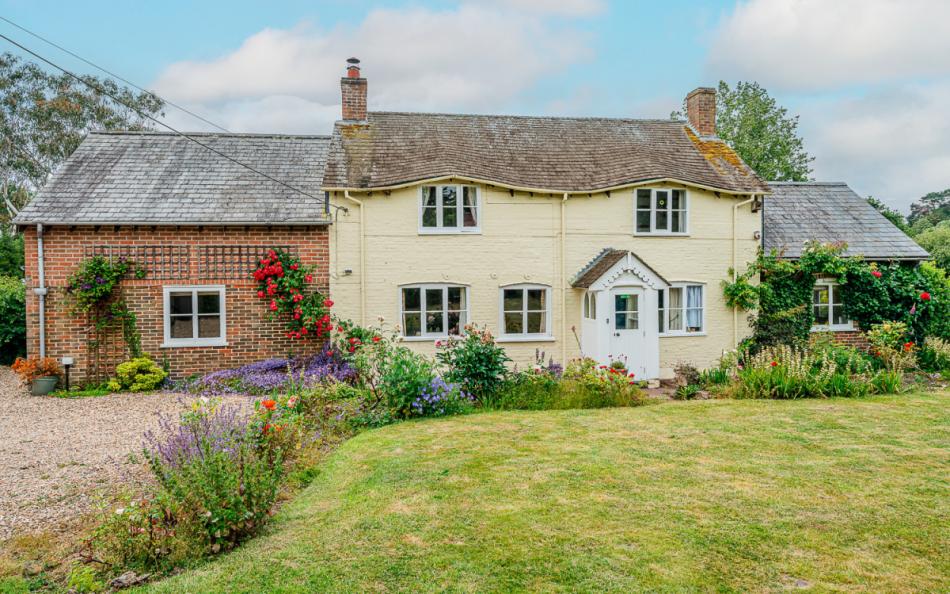 Moonfleet Cottage near Lymington in Hampshire, large holiday cottage that sleeps 8 people