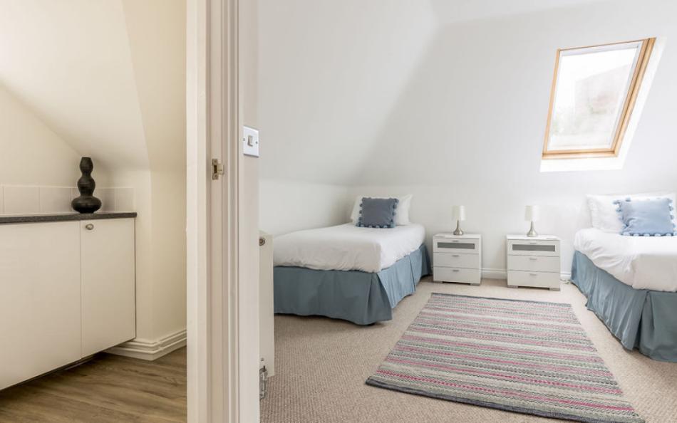 Double bedroom with TV at Chine Walk
