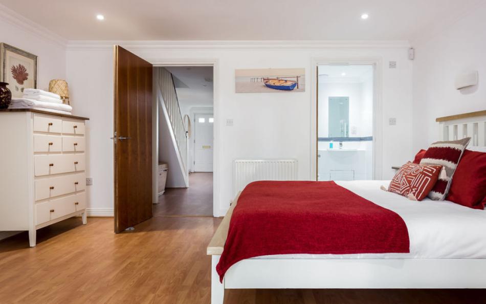 Seascapes No.2 double bedroom with en-suite bathroom