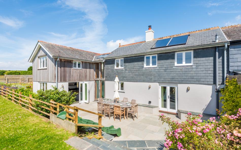 Wicket View in West Alvington, sleeps 8, large holiday house with 4 bedrooms and games room