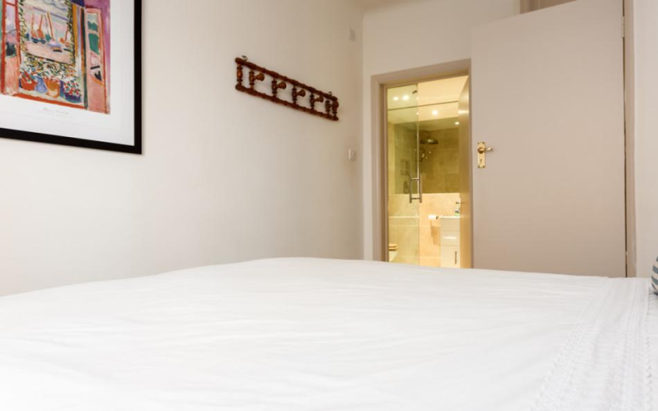 double bedroom to en-suite bathroom at Utopia No.1