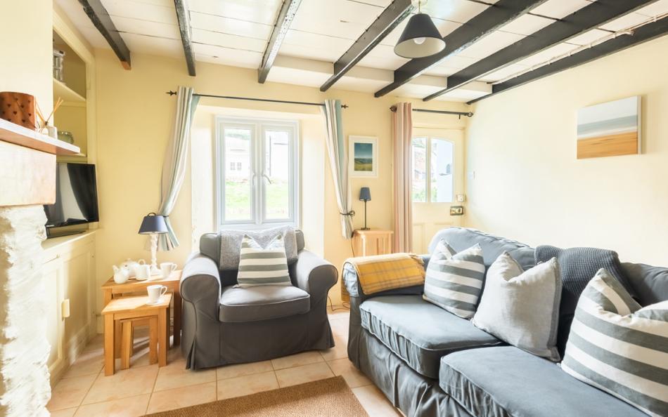Another look at the lounge at Camac Cottage 