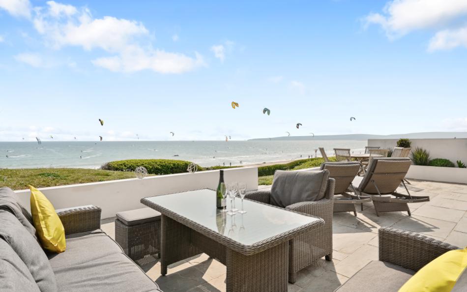 Outdoor dining area at Beach Side 