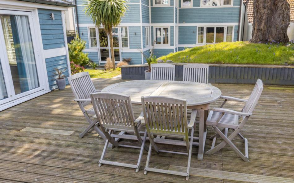 Outdoor dining at Grasmere Beach House