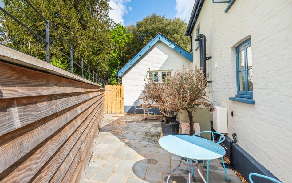 Outdoor dining at Sopley Cottages 