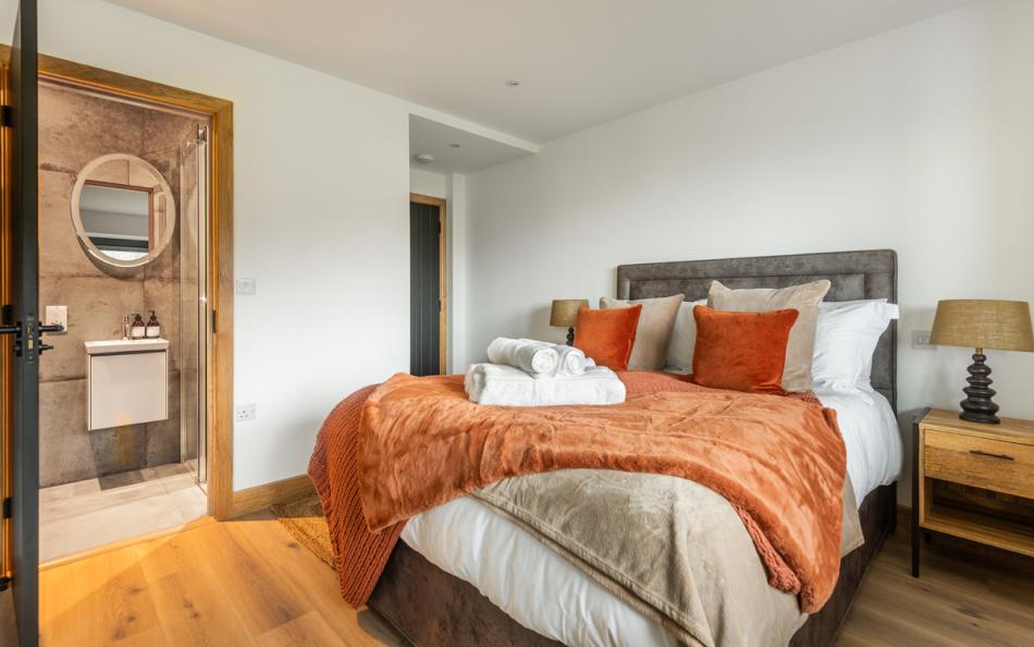 A king-size Hypnos bed, plus an en-suite shower room in the second bedroom at Howldrevel 