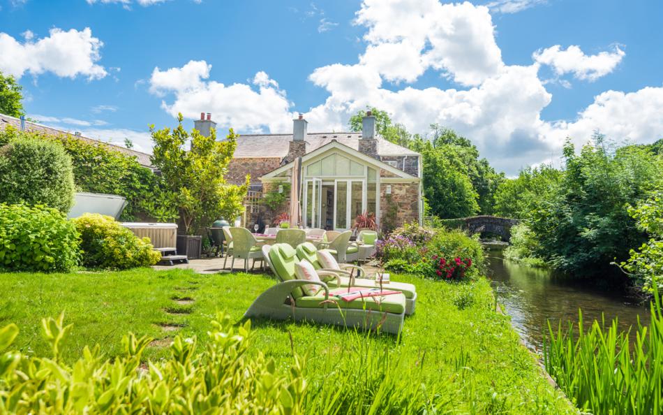 Mature rear garden alongside the River Harbourne at Bow Bridge House 