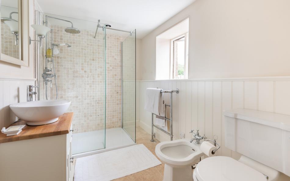 en-suite bathroom at Bow Bridge House
