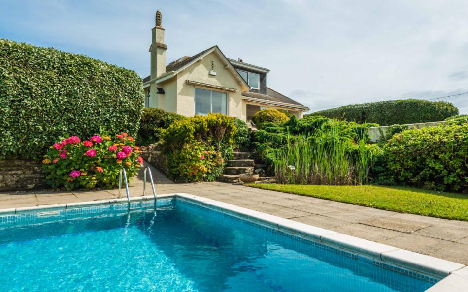 the outdoor swimming pool at Windrush